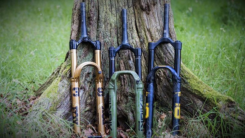 Велосипед с воздушной или пружинной вилкой: что выбрать новичку в MTB?