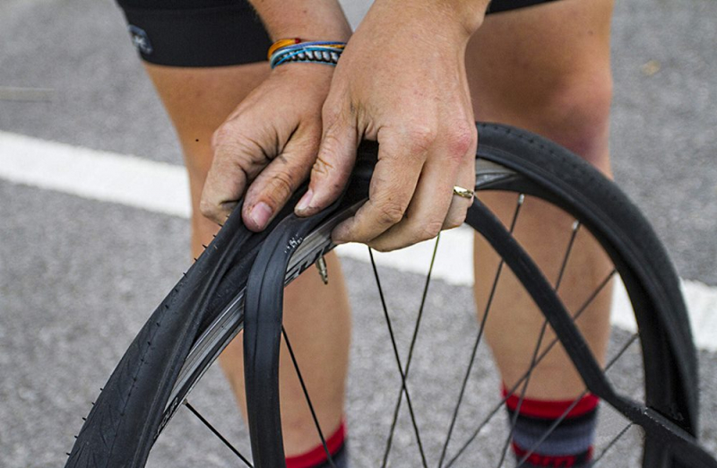 Лайфхак: как легко снять и поставить упрямую покрышку на обод без помощи монтажек Лайфхак: как легко снять и поставить упрямую покрышку на обод без помощи монтажек